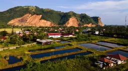 Namun, seringkali peringatan Hari Bumi terbatas pada ruang-ruang media sosial dan acara-acara seremonial, sementara kebijakan lingkungan yang substantif dan perlindungan ekosistem riil masih minim. Tampak foto udara menunjukkan pemandangan umum lokasi penambangan pasir ilegal pada Hari Bumi di Peukan Bada, Aceh, pada Rabu 22 April 2026. (CHAIDEER MAHYUDDIN/AFP)