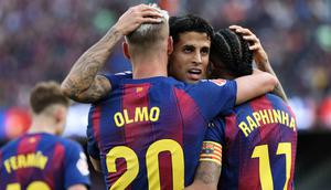 Para pemain Barcelona pada laga kontra Sevilla. (Lluis GENE / AFP)