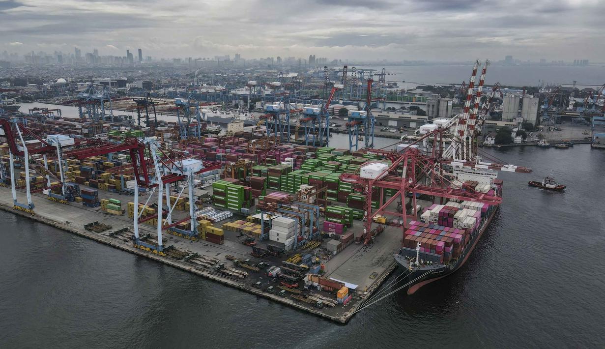 Foto udara menunjukkan aktivitas bongkar muat peti kemas di Jakarta International Container Terminal, pada Rabu 4 Februari 2026. Neraca perdagangan Indonesia mencatatkan surplus selama 68 bulan berturut-turut sejak Mei 2020. (BAY ISMOYO/AFP)