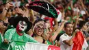 Para suporter Meksiko merayakan keberhasilan timnas mereka menaklukan Uruguay pada laga Grup C Copa Amerika. Sementara pada laga lain Grup C, Venezuela berhasil menang 1-0 atas Jamaika. (AFP/Jennifer Stewart)