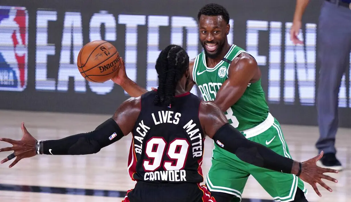 Pebasket Boston Celtics, Kemba Walker, berusaha melewati pebasket Miami Heat, Jae Crowder, pada pada gim ketiga final Wilayah Timur di Lake Buena Vista, Sabtu (19/9.2020). Boston Celtics menang dengan skor 117-106. (AP/Mark J. Terrill)