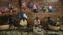 Sejumlah pedagang memotong ikan di sebuah pasar ikan di dekat Sungai Nil, di kota kembar Khartoum, Omdurman (24/6/2019). Khartoum didirikan pada tahun 1821 sebagai pos militer Mesir, namun berkembang menjadi pusat perdagangan regional. (AFP Photo/Yasuyoshi Chiba)