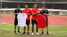 Pembalab Pertamina Enduro VR46 Racing Team, Fabio Di Giannantonio dan Franco Morbidelli diberikan jersey Timnas Indonesia oleh Muhammad Ferrari dan Rizky Ridho (tengah) dalam acara football challenge Pembalap Pertamina Enduro di Stadion Madya, Senayan, Jakarta pada Jumat, (24/1/2025). (Bola.com/Abdul Aziz)
