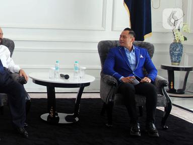 Ketua Umum Partai Nasdem Surya Paloh (kiri) berbincang dengan Ketua Umum Partai Demokrat Agus Harimurti Yudhoyono atau AHY (kanan) di Kantor DPP Nasdem, Jakarta, Kamis (23/6/2022). Pertemuan keduanya untuk melakukan komunikasi dalam rangka penjajakan koalisi menjelang Pemilu 2024. (Liputan6.com/Angga Yuniar)