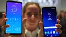 Seorang model menunjukkan ponsel Samsung Galaxy S9 Plus dan Samsung Galaxy S9 saat acara Samsung Galaxy S9 Unpacked di Barcelona, Spanyol (25/2). (AFP Photo/Lluis Gene)