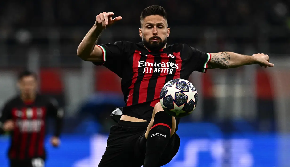 Striker AC Milan, Olivier Giroud mengontrol bola saat menghadapi Napoli pada laga leg pertama perempatfinal Liga Champions 2022/2023 di San Siro Stadium, Milan (12/4/2023). Olivier Giroud pernah membela Arsenal selama 5,5 musim mulai 2012/2013 hingga tengah musim 2017/2018 dan tampil dalam total 253 laga di semua ajang dengan torehan 105 gol dan 41 assist. Sejak awal musim 2021/2022 ia hijrah ke Liga Italia bersama AC Milan setelah sempat membela Chelsea selama 3,5 musim. (AFP/Gabriel Bouys)
