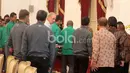 Pelatih Alfred Riedl dan pemain Timnas Indonesia mengambil makan siang saat bersama Presiden RI, Joko Widodo di Istana Negara, (19/12/2016). (Bola.com/Nicklas Hanoatubun)