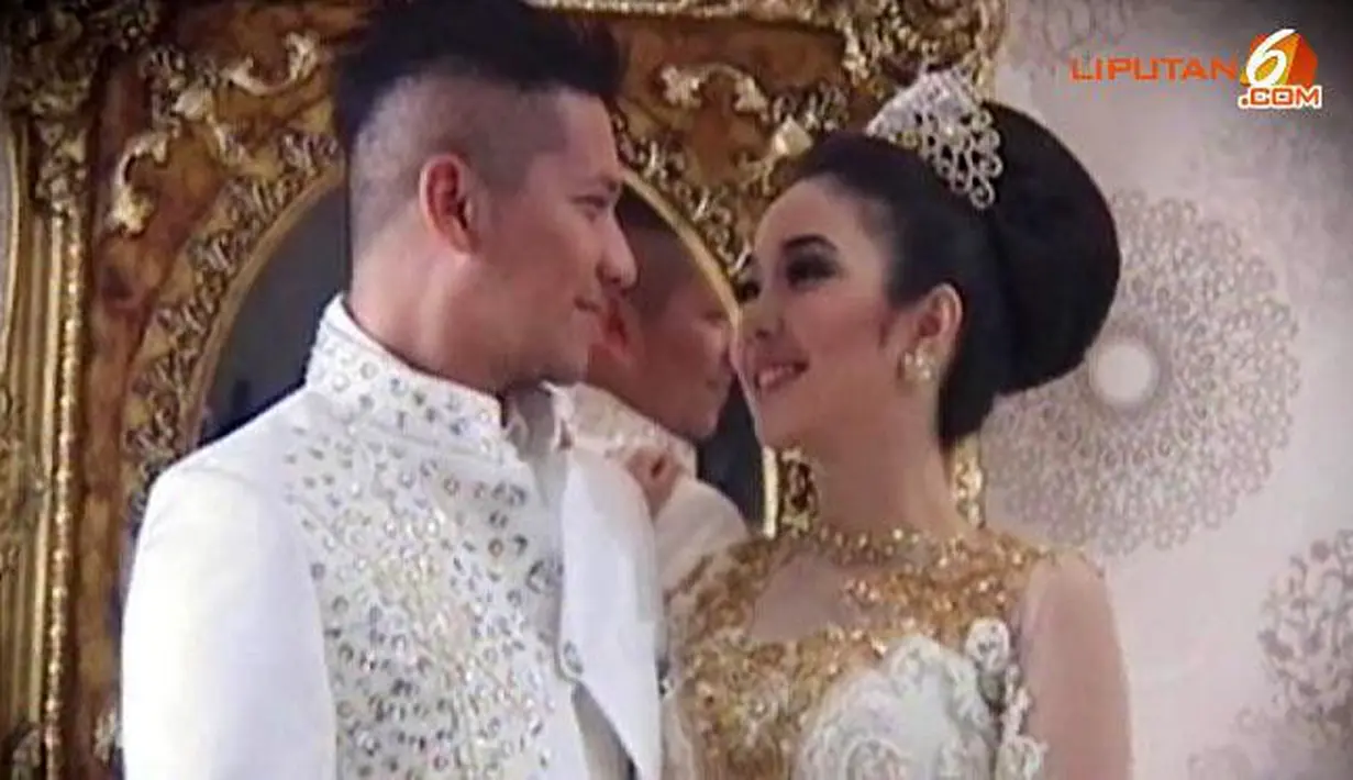 Tirtha Luhur, Uluwatu, Bali dipilih Gading Marten sebagai tempat mengucap janji suci. Sabtu (14/9/2013) Gading Marten dan Gisel menggelar pesta di atas tebing dihadiri 250 undangan. Sebelumnya, pemberkatan nikah pukul 13.30 WITA. (dok. Liputan6)