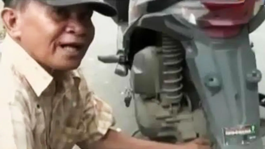 Aiptu Mustamin mendapat penghasilan dari menambal ban sekitar Rp 50 ribu hingga Rp 80 ribu per hari. | Sumber Foto: TV/Liputan6 Pagi