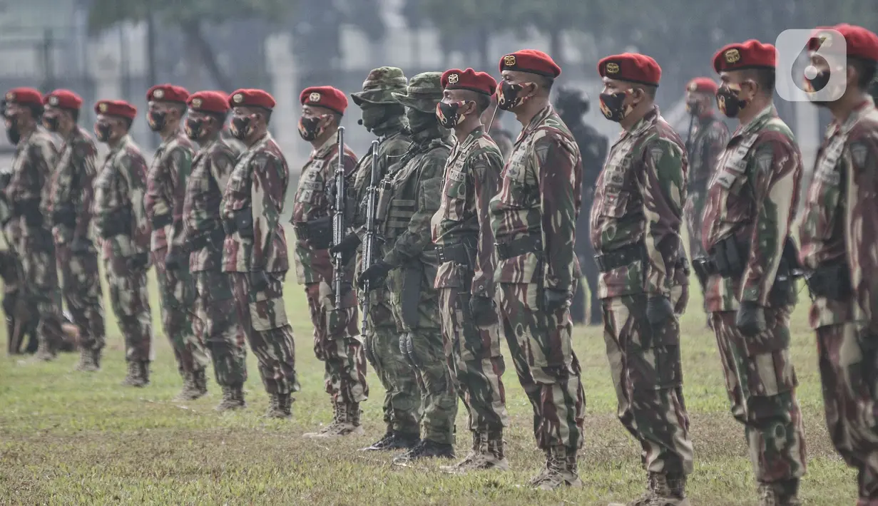 Anggota Komando Pasukan Khusus (Kopassus) mengikuti upacara penyerahan tongkat komando Komandan Jenderal (Danjen) Kopassus di Mako Kopassus, Cijantung, Jakarta, Kamis (10/9/2020). (merdeka.com/Iqbal S. Nugroho)