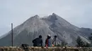 Lansia berjalan mobil bak terbuka yang menunggu saat dievakuasi dari rumah mereka di lereng Gunung Merapi, di Krinjing, Jawa Tengah, Jumat (6/11/2020). Evakuasi dilakukan bagi warga lereng Merapi menyusul peningkatan status aktivitas vulkanik gunung tersebut. (AP Photo/Taufiq Rozzaq)