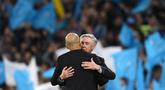 Pelatih Real Madrid, Carlo Ancelotti memberi selamat kepada pelatih Manchester City, Pep Guardiola setelah pertandingan leg kedua semifinal Liga Champions di Stadion Etihad di Manchester, barat laut Inggris, pada 18 Mei 2023. (AFP/Oli Scarff)