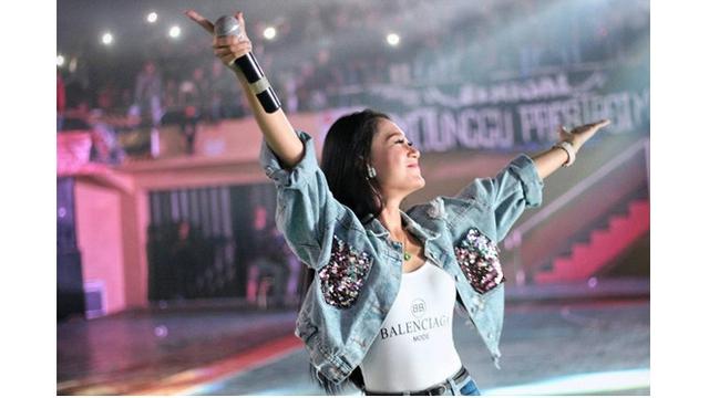 Penampilannya saat di atas panggung pukau penonton, ia terlihat sangat energik.