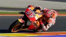 Pebalap Repsol Honda, Marc Marquez, berada di posisi kedua dengan catatan waktu 1 menit 29,741 detik pada sesi kualifikasi MotoGP Valencia, Sabtu (12/11/2016). (AFP/Jose Jordan)