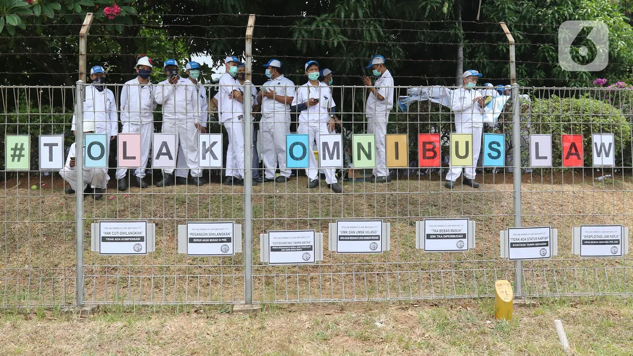 FOTO: Tolak UU Cipta Kerja, Buruh di Cikarang Mogok Kerja
