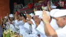 Umat Hindu bersembahyang selama prosesi upacara mecaru di Pura Tribhuana Agung Sukmajaya Depok, Jawa Barat, Rabu (6/3). Upacara Mecaru dilaksanakan bertujuan untuk menjaga keharmonisan antara manusia dan alam. (Liputan6.com/Herman Zakharia)
