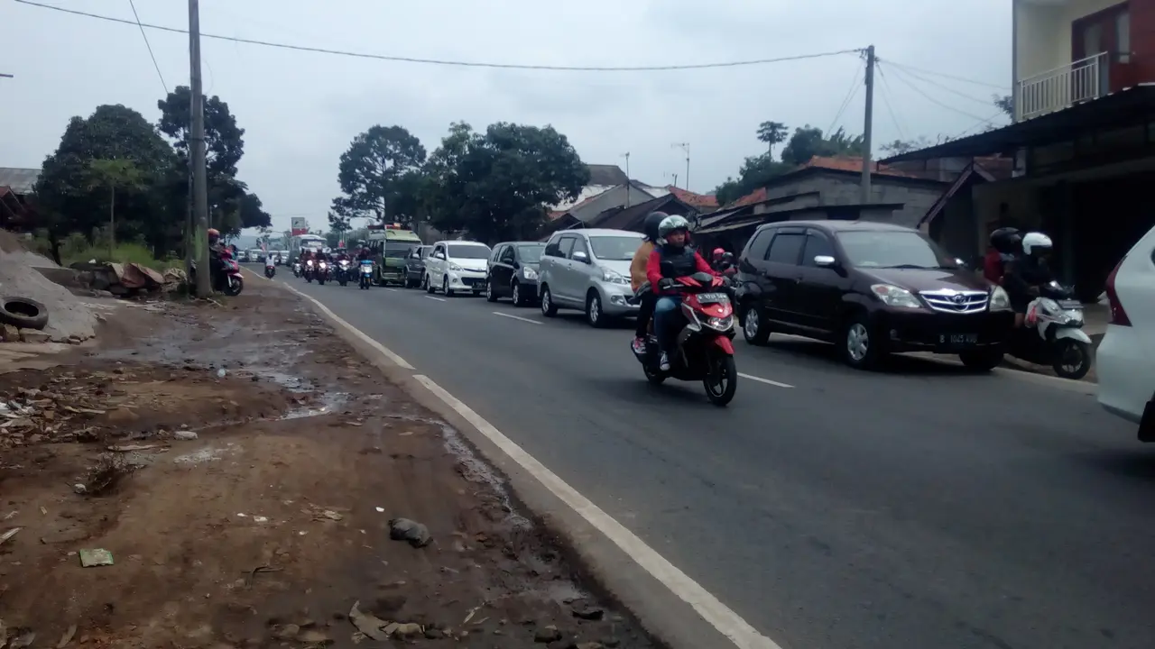 Antrian kendaraan jalur selatan via Garut