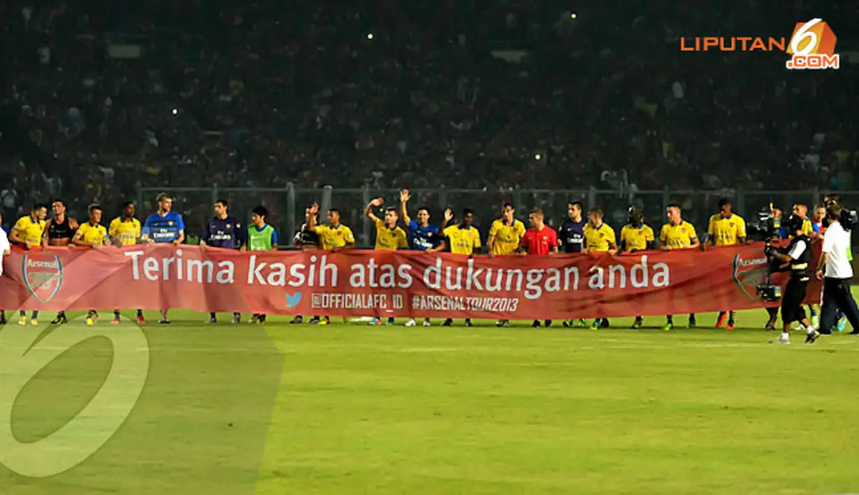 Spanduk ucapan terima kasih dibentangkan usai pertandingan. (Liputan6.com/Helmi Fithriansyah)