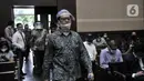 Terdakwa mengenakan masker dan face shield usai menjalani sidang perdana kasus korupsi PT Asuransi Jiwasraya di Pengadilan Tipikor, Jakarta, Rabu (3/6/2020). Sidang yang menghadirkan enam terdakwa tersebut menerapkan protokol social distancing. (merdeka.com/Iqbal S. Nugroho)