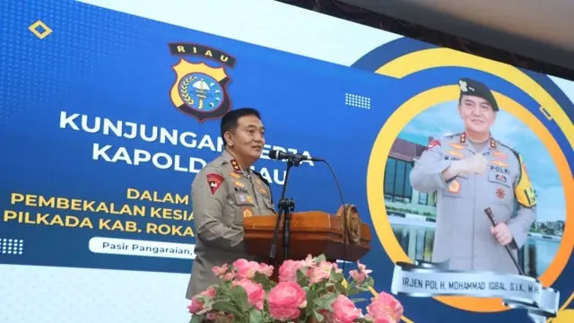 Kapolda Riau Irjen Mohammad Iqbal memberikan arahan kepada personel Polres Rohul yang mengawal Pilkada 2024.