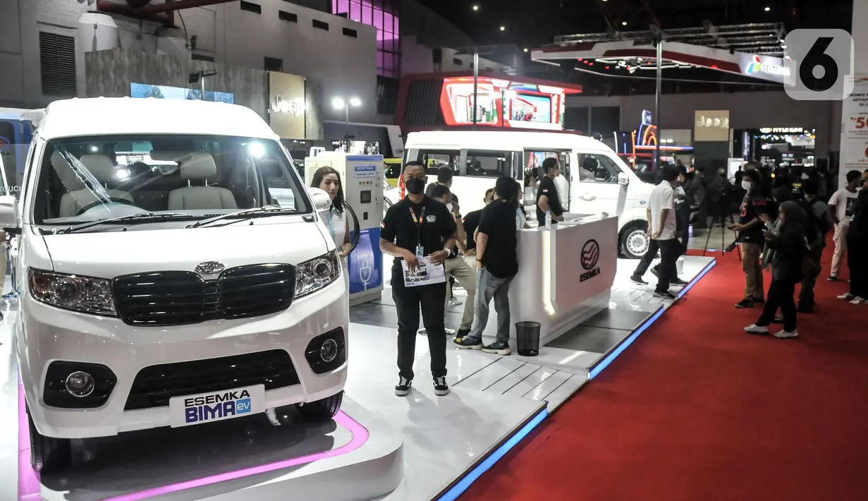 Mobil Esemka Bima EV dipamerkan pada Indonesia International Motor Show (IIMS) di Jiexpo Kemayoran, Jakarta, Kamis (16/2/2023). Mobil listrik buatan Esemka dibanderol dengan harga Rp 540 juta. (merdeka.com/Iqbal S. Nugroho)