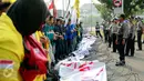Polisi melakukan penjagaan saat BEM Seluruh Indonesia menggelar aksi di depan Istana Negara, Jakarta, Rabu (28/10/2015). Aksi tersebut untuk menyampaikan aspirasi terkait setahun kinerja pemerintah. (Liputan6.com/Yoppy Renato)