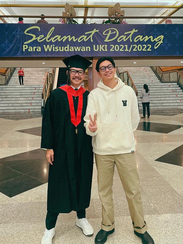 6 Momen Ferry Salim Jalani Wisuda di Usia 56 Tahun, Raih Gelar Sarjana Hukum