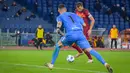 Penyerang AS Roma, Edin Dzeko berhasil mencetak gol saat menjamu Benevento dalam lanjutan Serie A Italia, di Stadion Olimpico, Senin (19/10/2020). AS Roma menang 5-2 atas tamunya Benevento dalam laga tersebut. (Luciano Rossi/LaPresse via AP)