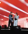 Vidi Aldiano pun didapuk menjadi opening konser Raisa. Difoto tersebut, ia tampol dengan jaket denim dipadu inner dan celana hitam.  (@vidialdiano)