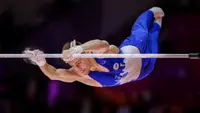 Pesenam asal Rusia, Daniel Marinov beraksi pada nomor palang tunggal final aparatus putra Kejuaraan Dunia Gimnastik 2025 di Indonesia Arena, Senayan, Jakarta, Sabtu (25/10/2025). (Bola.com/Bagaskara Lazuardi)