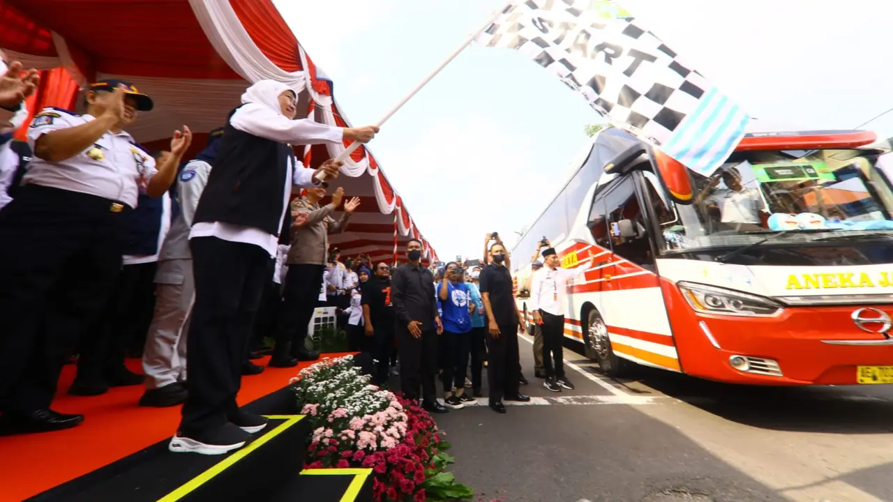 Khofifah memberangkatkan 90 bus pemudik tujuan berbagai kota Jatim dari Surabaya. (Dian Kurniawan/Liputan6.com)