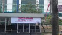 Berawal dari tulisan di spanduk yang disebar Pemkot Pekanbaru, bentrok antara sopir taksi konvensional dan angkutan online berbuntut panjang. (Liputan6.com/M Syukur)