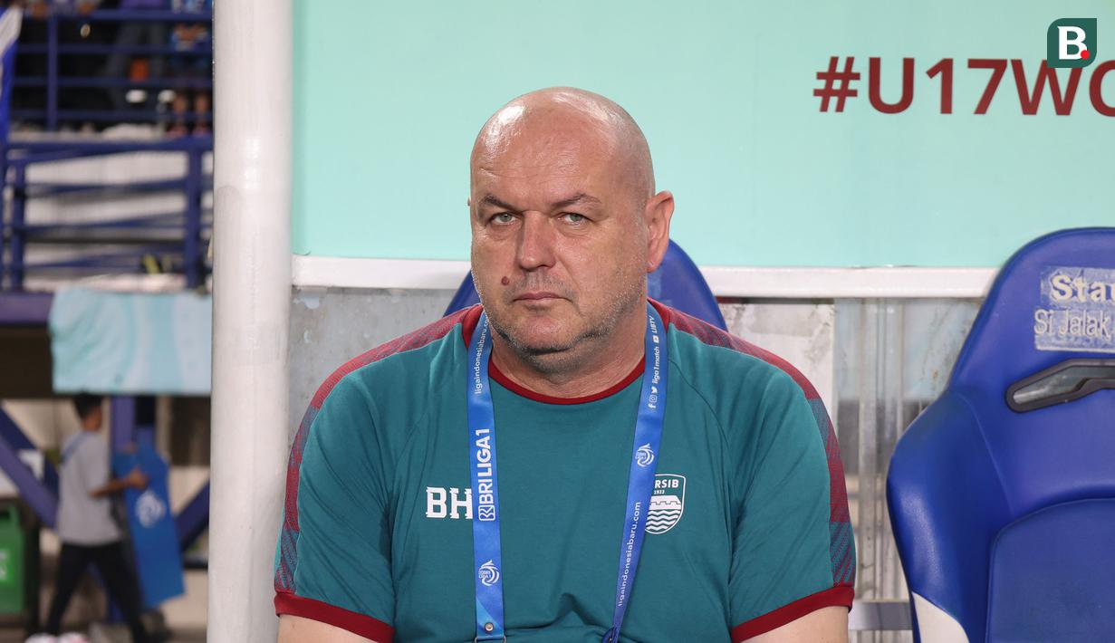 <p>Pelatih kepala Persib Bandung, Bojan Hodak jelang dimulainya laga leg kedua semifinal Championship Series BRI Liga 1 2023/2024 menghadapi Bali United di Stadion Si Jalak Harupat, Soreang, Kabupaten Bandung, Sabtu (18/5/2024). (Bola.com/Abdul Aziz)</p>