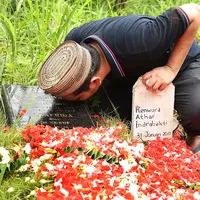 Anak ke-3 Indra Bekti dan Aldila Jelita, Kenward Athar Indrabekti kini sudah kembali ke hadapan Sang Pencipta. Jenazahnya pun kini sudah dikebumikan tepat di sebelah makam kedua orang tua Bekti. (Bambang E. Ros/Bintang.com)