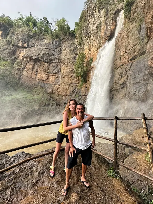 7 Momen Seru Yasmine Wildblood Main Ke Curug, Liburan Bareng Keluarga