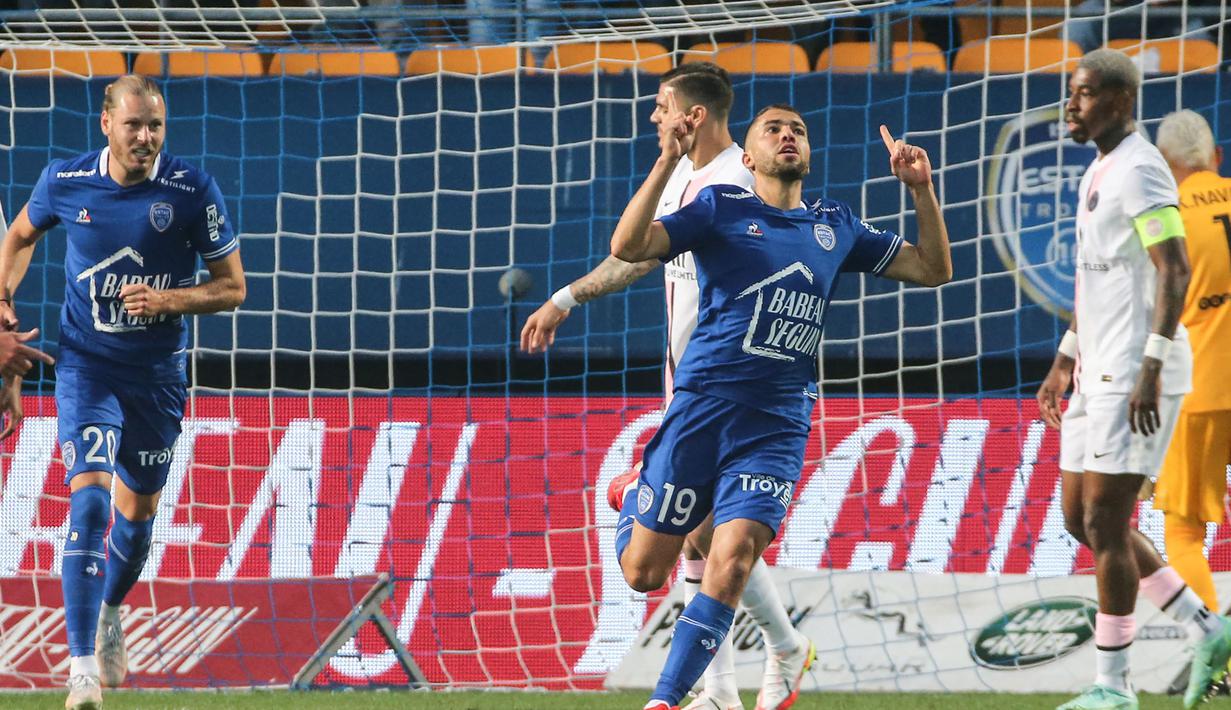Troyes sebagai tim promosi tampil mengejutkan di awal laga dengan unggul cepat di menit ke-9. Bek Oualid El Hajjam mampu memanfaatkan umpan sepak pojok Dylan Chambost melalui tandukan kepala. Troyes 1, PSG 0. (Foto: AFP/Francois Nascimbeni)