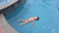 Bocah pandai berenang (Sumber: Twitter/Captain_4lter)