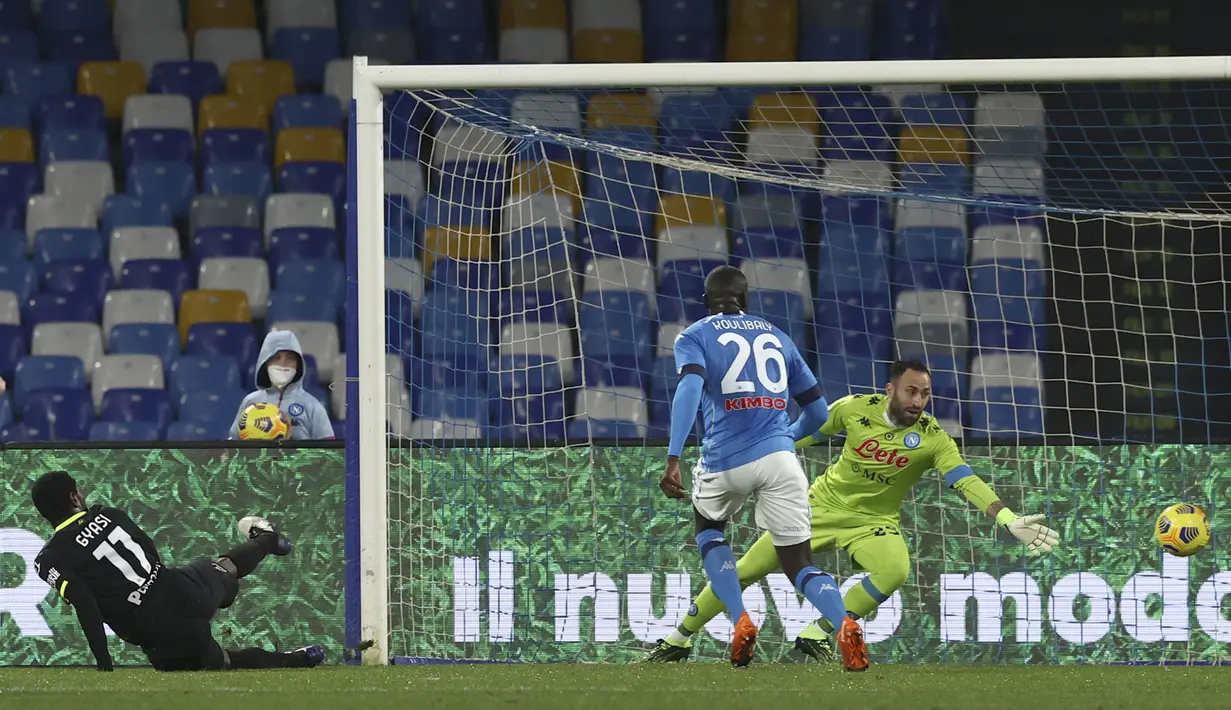 Pemain Spezia, Emmanuel Gyasi (kiri) berhasil menjebol gawang Napoli dalam pertandingan perempat final Coppa Italia di Stadion Diego Armando Maradona, Jumat (29/1/2021) dini hari WIB. (Foto: AP/LaPresse/Alessandro Garofalo)