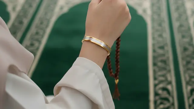 Gelang Emas Cantik tapi Tidak Mencolok untuk Ibu Pengajian. Gemini