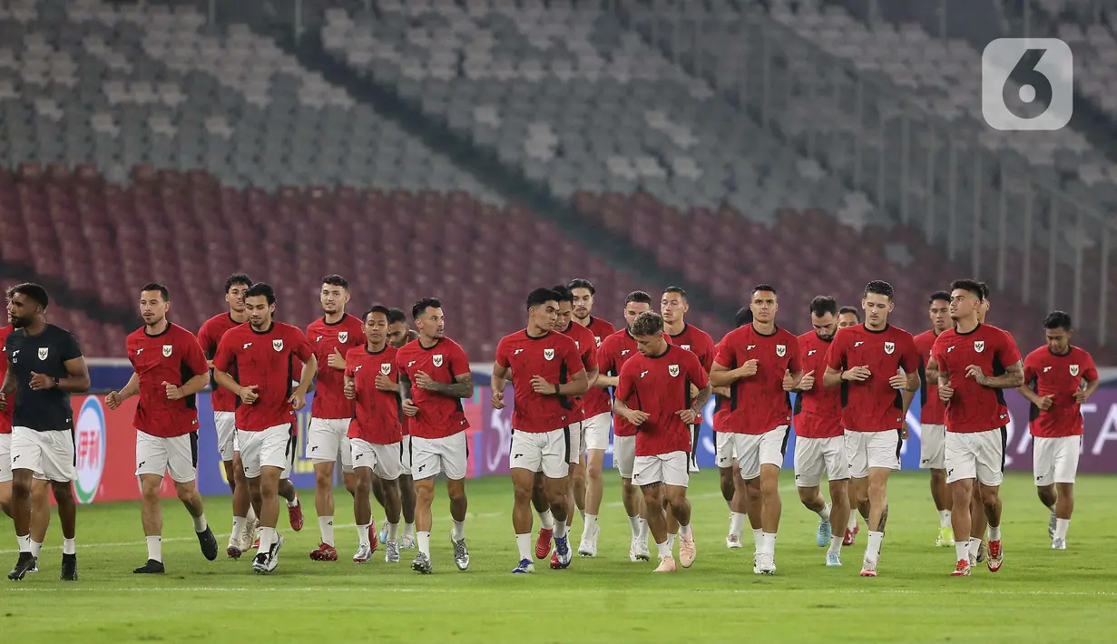 Pemain Timnas Indonesia saat menjalani latihan resmi jelang menghadapi China pada lanjutan putaran ketiga Kualifikasi Piala Dunia 2026 zona Asia Grup C di Stadion Utama Gelora Bung Karno Jakarta, Rabu (4/6/2025). (Liputan6.com/Angga Yuniar)