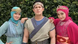 Afdhal Yusman tampil gagah dengan busana khas raja, sementara Penty dan Lisda Oxalis melengkapi suasana kolosal dengan mengenakan pakaian khas dayang dan permaisuri. Sesi live ini pun tidak hanya menjadi ajang jual beli, tetapi juga hiburan bagi para penonton. (Liputan6.com/IG/@afdhal_yusman)