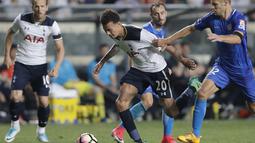 Pemain Tottenham, Dele Alli, berusaha melewati adangan pemain Kitchee Sports Club, Krisztian Vadocz, pada laga persahabatan di Hong Kong, (26/5/2017). Tottenham menang 4-1. (AP/Kin Cheung)