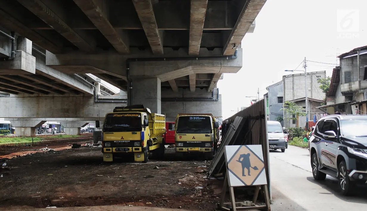 Dua buah truk terparkir di bawah kolong tol Becakayu Kalimalang, Jakarta Timur, Selasa (12/2). Lahan kosong di bawah kolong tol Becakayu disalahgunakan menjadi parkir liar. (Liputan6.com/Faizal Fanani)