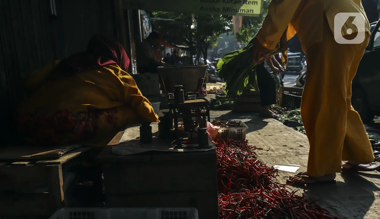 Aktivitas pedagang dan pembeli kebutuhan pokok di Pasar Tradisional, Jakarta Barat, Kamis (23/12/2021). Kendati harga kebutuhan pokok mengalami kenaikan, Kementerian Pertanian memastikan produksi cabai tetap akan surplus pada akhir tahun ini. (Liputan6.com/Johan Tallo)