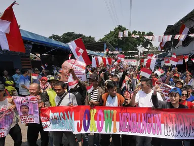 Anggota Disabilitas Indonesia Pospera (Posko Perjuangan Rakyat) Tuna Rungu Indonesia mendeklarasikan dukungan terhadap Jokowi di Jakarta, Minggu (19/8). Mereka mendeklarasikan dukungan kepada pasangan Jokowi dan Ma'ruf Amin. (Liputan6.com/Herman Zakharia)