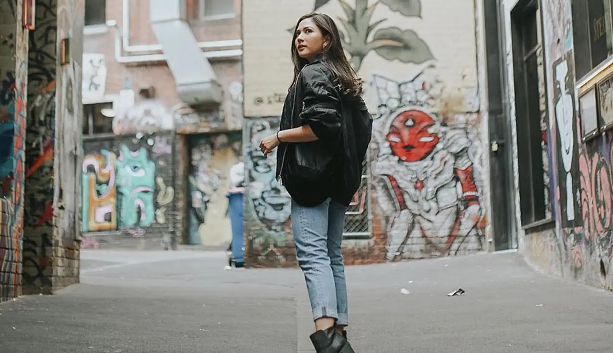 Tampil dengan look yang agak boyish, Mila mengenakan jaket hitam dan celana jeans yang dipadukan dengan sepatu berwarna hitam. (Liputan6.com/IG/@jscmila)
