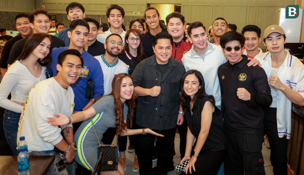 <p>Ketua umum PSSI, Erick Thohir (tengah) berfoto bersama dengan sejumlah selebritas dan influencer saat nonton bareng laga Grup D Piala Asia 2023 antara Timnas Indonesia melawan Irak di Senayan Avenue, Senayan, Jakarta, Senin (15/01/2024) malam WIB. (Bola.com/Bagaskara Lazuardi)</p>