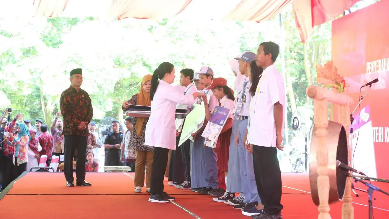 Puan bagikan Kartu Indonesia Pintar di Solo, Jawa Tengah 