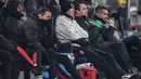 Pemain AC Milan Zlatan Ibrahimovic (kiri) menyaksikan timnya bertanding melawan SPAL dari bangku cadangan pada babak 16 besar Coppa Italia 2019/2020 di Stadion San Siro, Milan, Italia, Rabu (15/1/2020). AC Milan menang 3-0. (Miguel MEDINA/AFP)