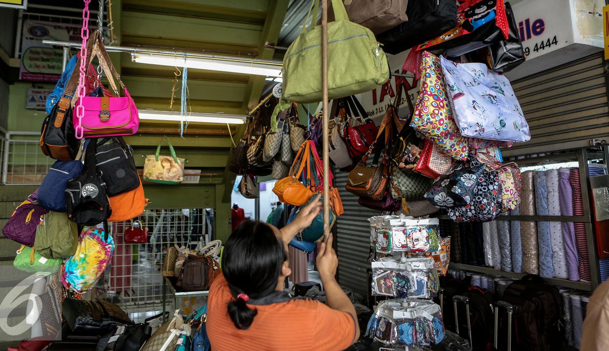 Pedagang saat menurunkan tas dagangannya di Blok III Pasar Senen, Jakarta, Rabu (24/6/2015). Para pedagang korban kebakaran Blok III Pasar Senen masih menempati kios sementara hingga gedung baru selesai. (Liputan6.com/Faizal Fanani)